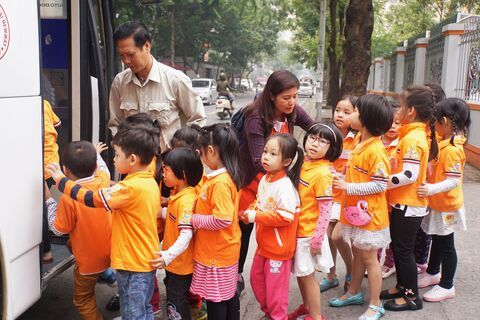Bé tham quan dã ngoại
