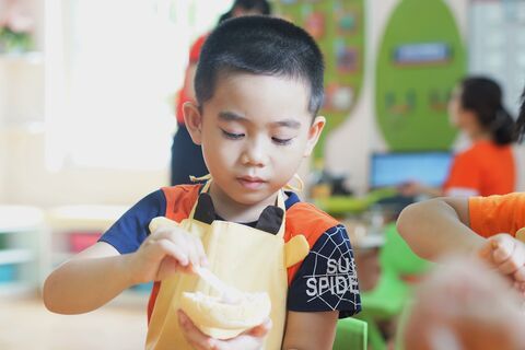 BÉ TẬP LÀM NỘI TRỢ