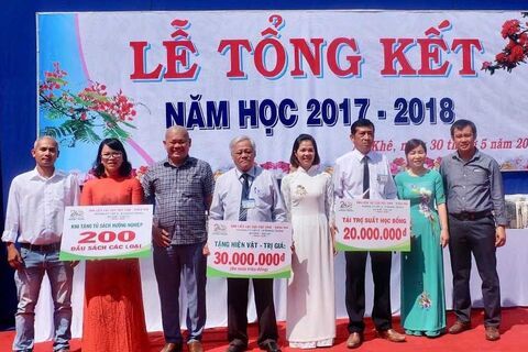 Trao hàng trăm triệu đồng học bổng cho học sinh nghèo