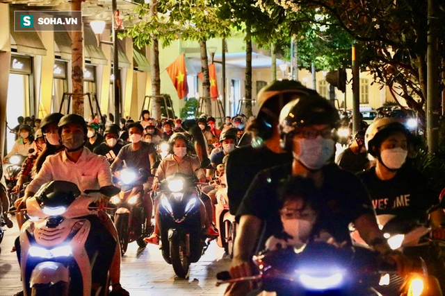 Sài Gòn tắc nghẽn chưa từng thấy trong đêm Halloween, CSGT xử phạt không xuể - Ảnh 1. Sài Gòn tắc nghẽn chưa từng thấy trong đêm Halloween, CSGT xử phạt không xuể - Ảnh 1.