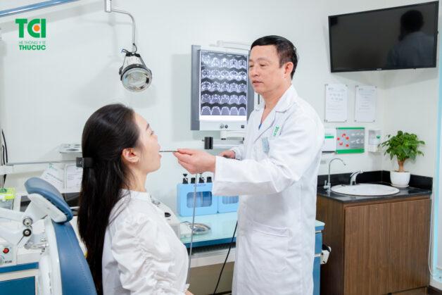 Bác sĩ sẽ thực hiện nội soi mũi xoang để giúp đánh giá kết quả sau phẫu thuật cũng như hút máu đông sạch sẽ