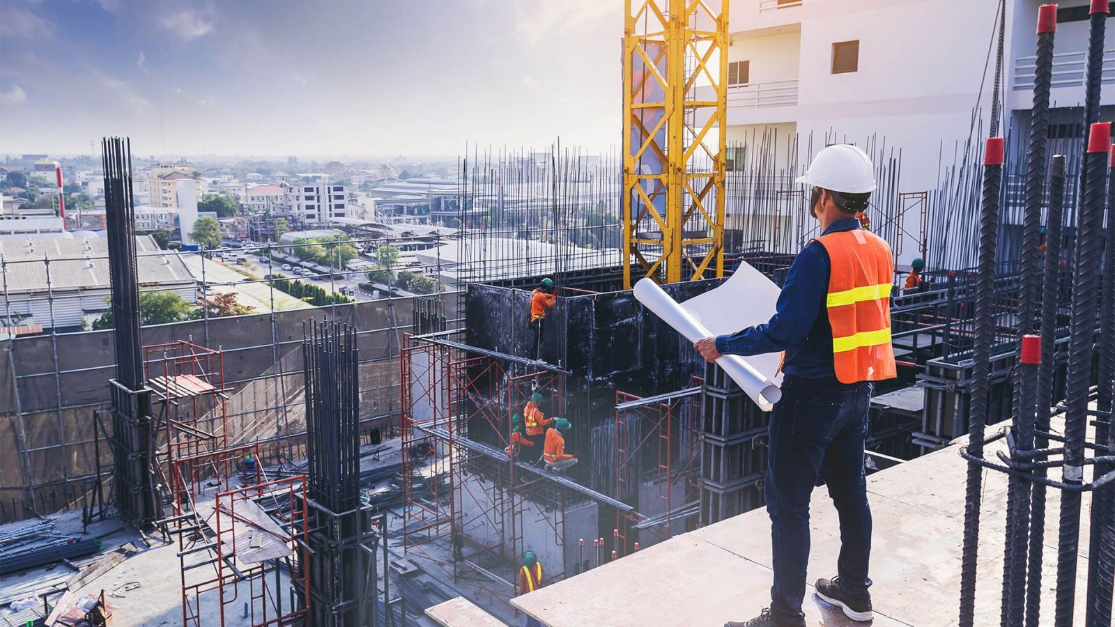 Giám sát và công nhân xây dựng tại một dự án ở TP HCM. Ảnh: CTD.