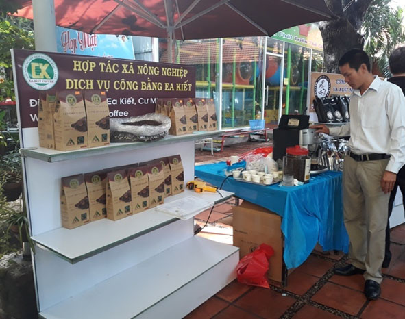 Gian hàng  của HTX  Nông nghiệp dịch vụ  Công Bằng  Ea Kiết  tham gia chương trình kết nối  giao thương, triển lãm  sản phẩm  của các  doanh nghiệp, HTX tại tỉnh  Bà Rịa –  Vũng Tàu.
