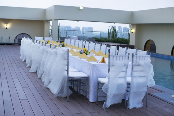 trang trí tiệc cưới ngoài trời trên bể bơi